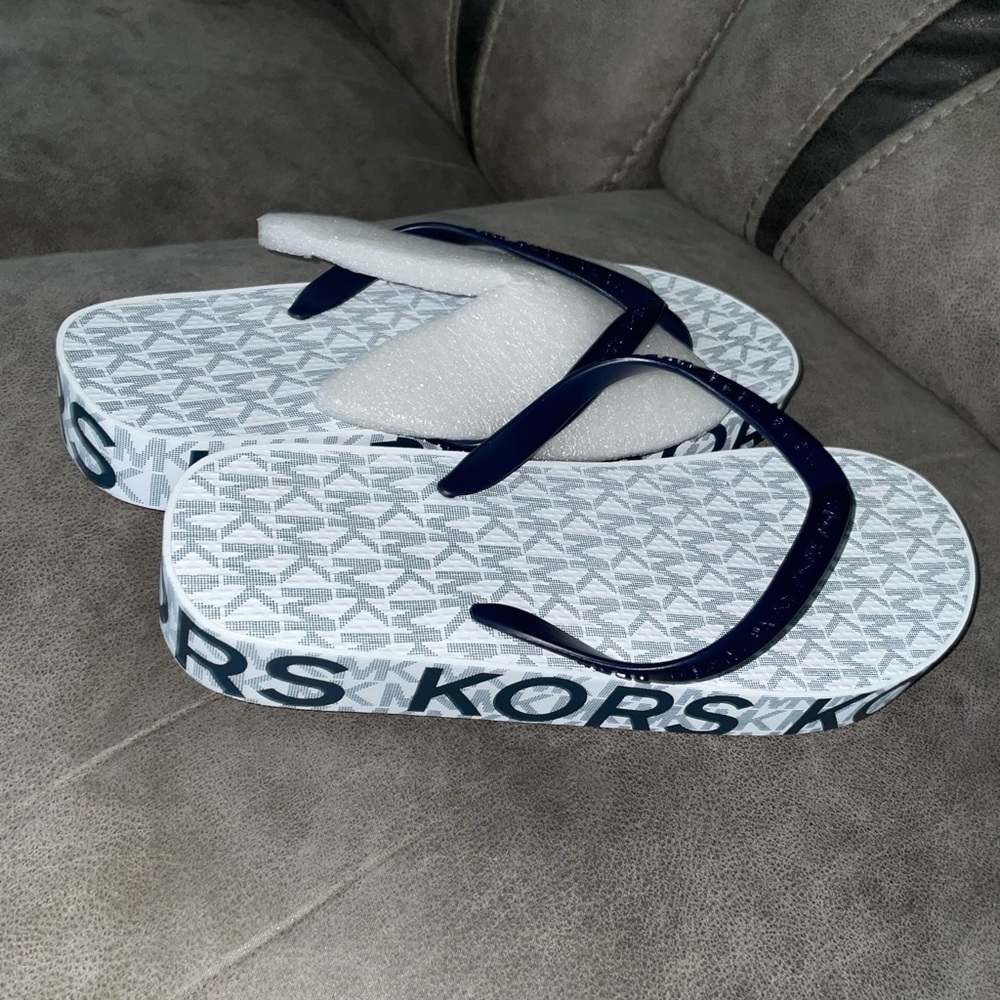 Brand new Michael Kors platform thong sandals - Picture 3 of 9